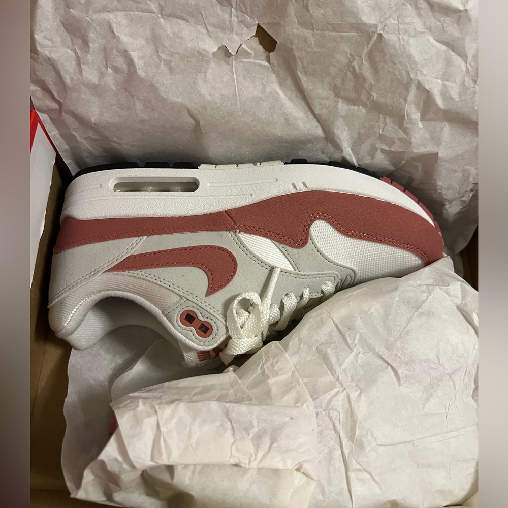 Nike Air Max sneaker in white and rose pink